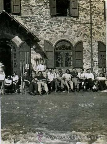 Fotograf&iacute;a antigua: La Molina. El Chalet. Grupo de j&oacute;venes esquiadores. Esqu&iacute;. 1941