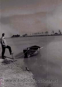 Fotograf&iacute;a antigua: Delta del Ebro. R&iacute;o. Isla de Buda. Se&ntilde;or y barca. c. 1965