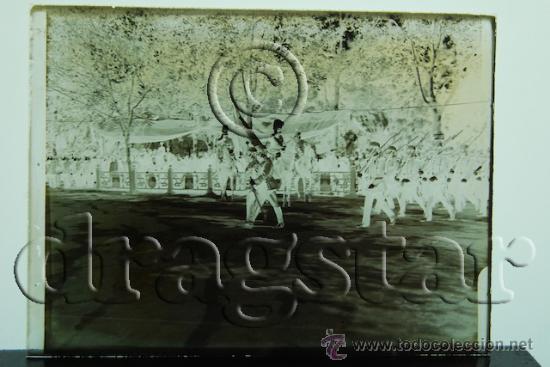 Fotografia antica: PLACA FOTOGRAFICA ORIGINAL CRISTAL TAMA&Ntilde;O 9X12 DESFILE MILITAR EN PARQUE RIBALTA DE CASTELLON