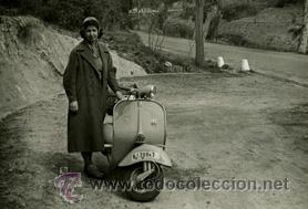Fotograf&iacute;a antigua: Montseny. Carretera. Se&ntilde;ora con vespa. c. 1954