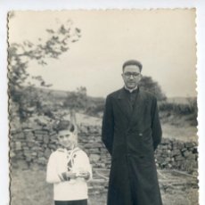 Fotografía antigua: FOTOGRAFÍA DEL PÁRROCO DE ZUAZA, AYALA, ÁLAVA, CON NIÑO DE PRIMERA COMUNIÓN, AÑO 1956. Lote 36895852
