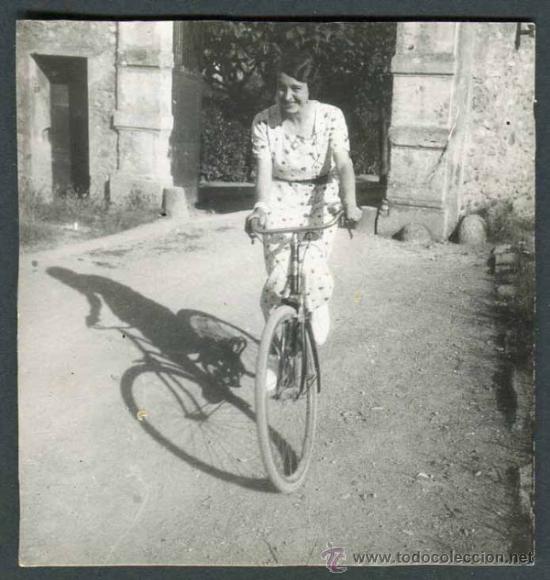 Fotograf&iacute;a antigua: Ciclismo. Se&ntilde;orita en bicicleta.1934