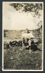 Antique Photography: Los pioneros de la fotograf&iacute;a. Se&ntilde;or descansando con los vi&ntilde;edos detr&aacute;s.  Zona Vilanova. c. 1915