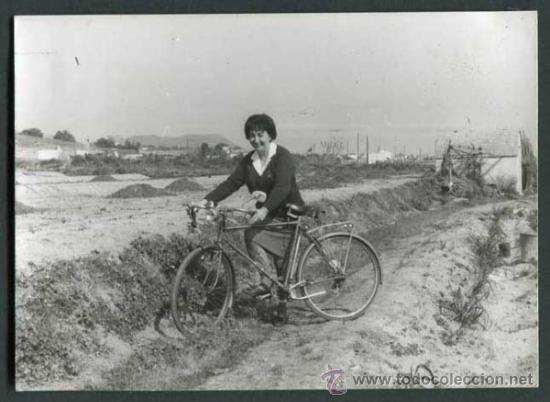 Fotograf&iacute;a antigua: Ciclismo. Bicicleta y se&ntilde;ora. Masnou. c. 1955