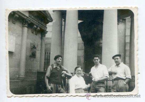 Antique Photography: Visitantes ante el &aacute;rbol de Guernica. Foto amateur de 9 x 6 cms. A&ntilde;os 50