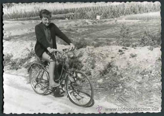 Fotografia antiga: Masnou. Ni&ntilde;o y bicicleta. c. 1955