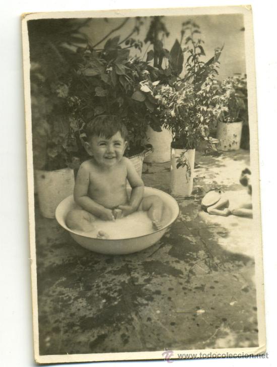Alte Fotografie: - FOTOGRAFIA ANTIGUA DE NI&Ntilde;O BA&Ntilde;ANDOSE EN UN BARRE&Ntilde;O EN PATIO Formato 9/6 cm.