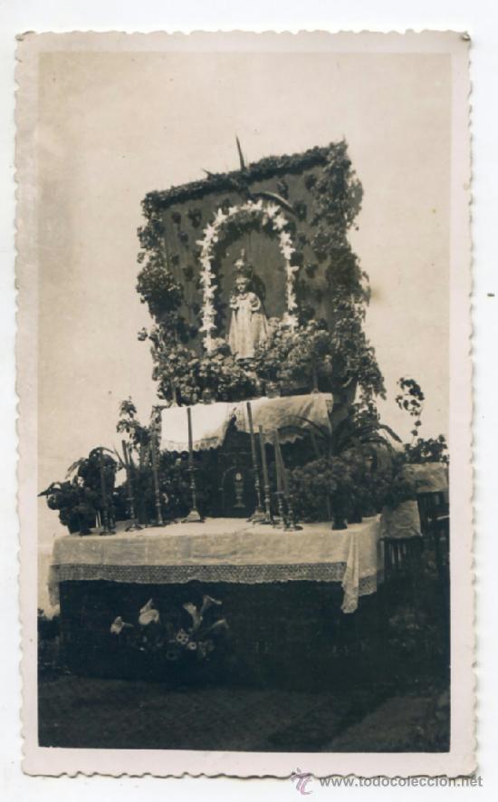 Fotograf&iacute;a antigua: Altar al aire libre con ni&ntilde;o Jes&uacute;s. 14 x 8,5 cms.Sin indicaci&oacute;n de lugar ni fot&oacute;grafo