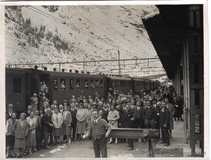 Fotograf&iacute;a antigua: GRAN FOTOGRAFIA, GRUPO ANTE UN TREN, LLEGADA A LUGANO  FOTOGRAFIA EUGEN KRAMER, STUTTGART BORNANG
