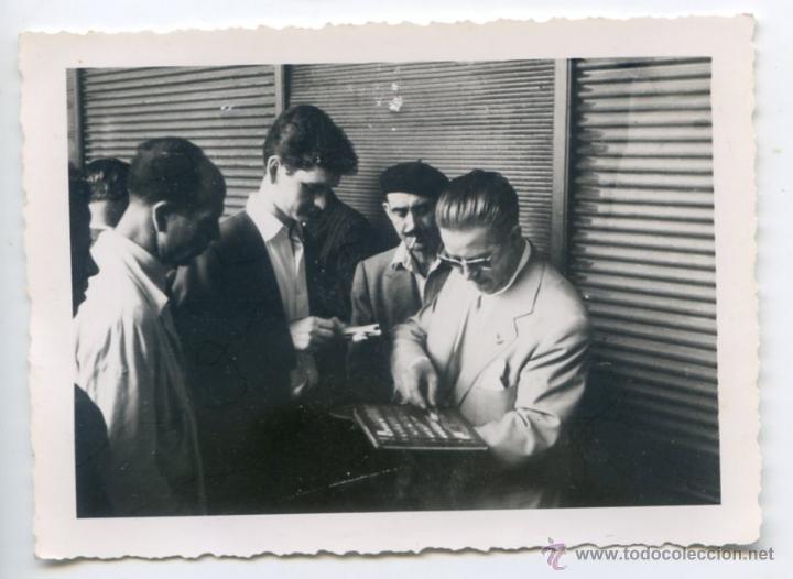 Fotografia antiga: Coleccionistas de sellos en mercadillo. Sin referencia de autor ni fecha, a&ntilde;os 50. 10 x 7,3 cms