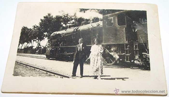 Fotograf&iacute;a antigua: ANTIGUA FOTOGRAFIA ORIGINAL DE PAREJA DELANTE DE LOCOMOTORA DE FERROCARRIL EN ESPA&Ntilde;A - MIDE 7 X 5 CM