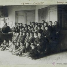 Fotografía antigua: ANTIGUA FOTOGRAFIA DE UNA CLASE DE NIÑOS CON SU PROFESOR EN 1924, MIDE 22 X 17,5 CMS. INCLUIDO EL PA. Lote 38287422