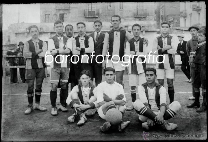 Antique Photography: Equipo de futbol por identificar, alrededores de Barcelona, 1915's aprox. Cristal negativo 10x15 cm.