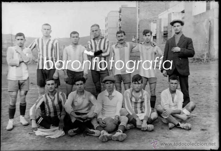 Antique Photography: Equipo de futbol por identificar, alrededores de Barcelona, 1915's aprox. Cristal negativo 10x15 cm.