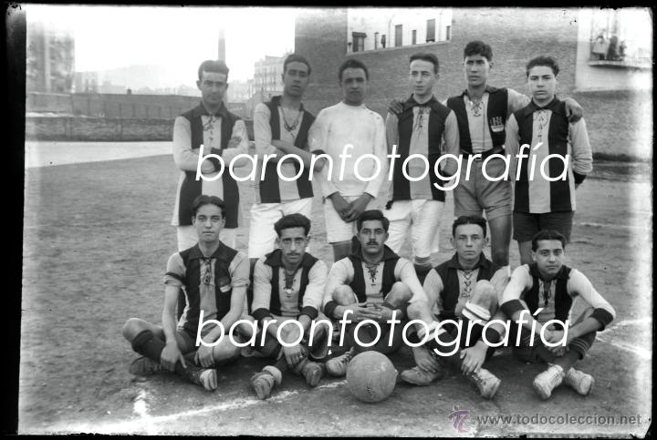 Antique Photography: Equipo de futbol por identificar, alrededores de Barcelona, 1915's aprox. Cristal negativo 10x15 cm.