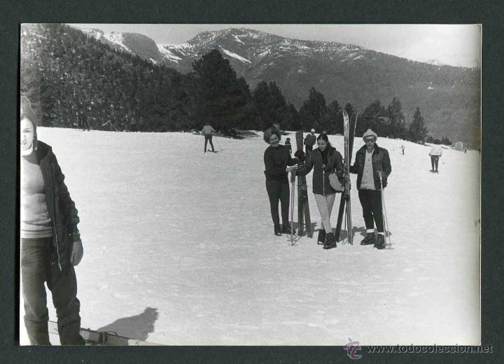 Fotograf&iacute;a antigua: Esqu&iacute;. Esquiadores-1. Pistas. Nieve. Pirineos. c. 1965