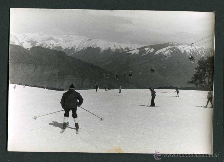 Fotograf&iacute;a antigua: Esqu&iacute;. Esquiadores-3. Pistas. Nieve. Pirineos. c. 1965
