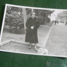 Fotografía antigua: PASEO SAN JUAN BARCELONA, PARTE ALTA - DETRAS DEL MONUMENTO A CLAVE - FOTO ALCAYNA - HACIA 1960