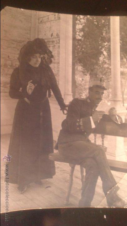 Fotograf&iacute;a antigua: FOTOGRAFIA SOLDADO LEYENDO, POSIBLE REPUBLICA CUELLO EMBLEMA DOS TUBAS ENTRELAZADAS