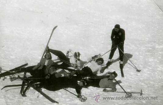 Fotograf&iacute;a antigua: Esqu&iacute;. Accidente m&uacute;ltiple de esquiadores. c. 1945