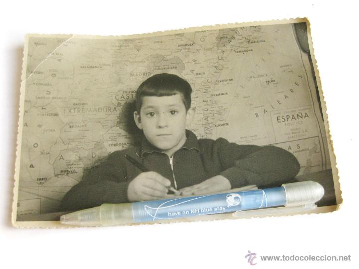 Fotografia antica: FOTOGRAFIA DE ESCUELA CON UN ALUMNO Y EL MAPA DE ESPA&Ntilde;A