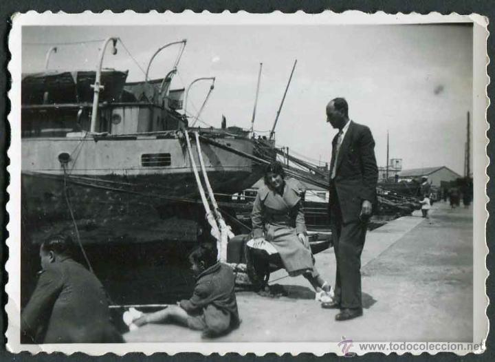 Antique Photography: Se&ntilde;or y se&ntilde;ora en un puerto. c. 1935