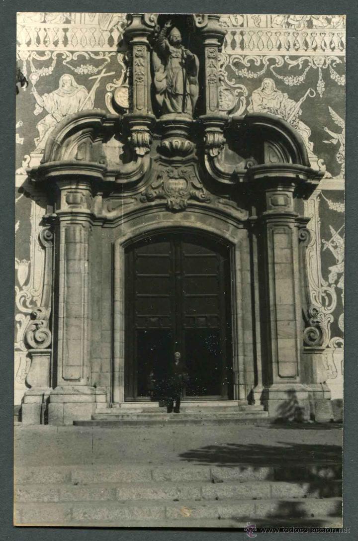 Fotograf&iacute;a antigua: Iglesia. Puerta barroca. Se&ntilde;ora. Catalunya. Lugar si identificar. c. 1965