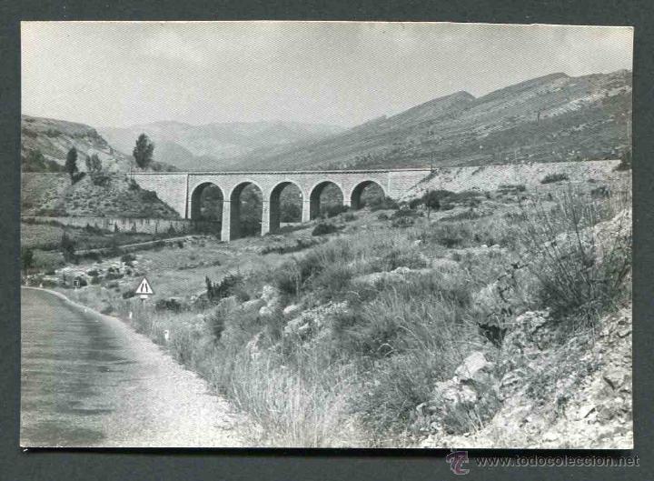 Fotograf&iacute;a antigua: Puente de ferrocarril. Lugar sin identificar de Catalu&ntilde;a. c. 1955