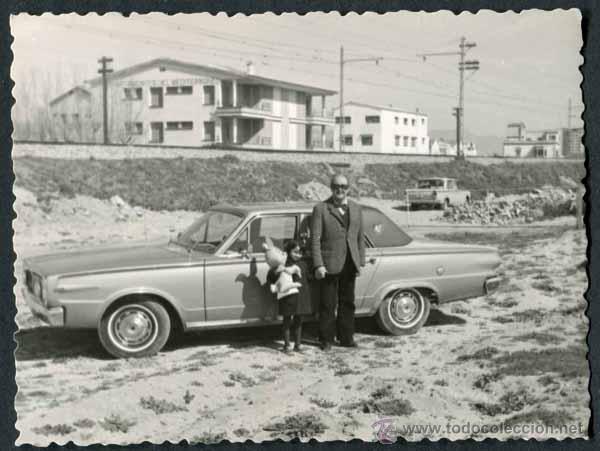 Fotograf&iacute;a antigua: Maresme. Se&ntilde;or y ni&ntilde;o en un fant&aacute;stico coche. c. 1960