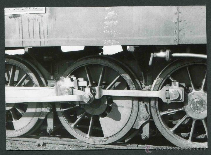 Fotograf&iacute;a antigua: Ferrocarril. Detalle de ruedas de tren. Norte de Espa&ntilde;a. c. 1960