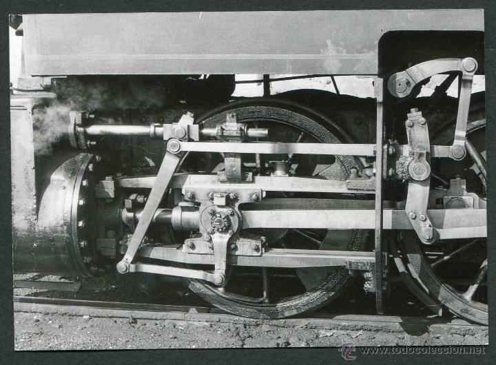 Fotograf&iacute;a antigua: Ferrocarril. Detalle de las ruedas de la locomotora. Norte de Espa&ntilde;a. c. 1960