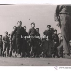 Fotografía antigua: BARCELONA, ABRIL 1939. FRENTE DE JUVENTUDES EN EL PARQUE DE LA CIUDADELA, 11,5X17CM.. Lote 45030527