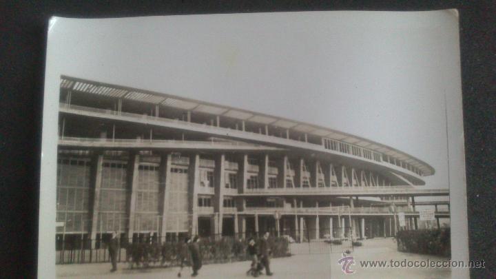 Fotograf&iacute;a antigua: FOTOGRAFIA DEL CAMPO DE FUTBOL DEL BARCELONA. 21 02 57, MEDIDAS 9,5 X 6,5 CM