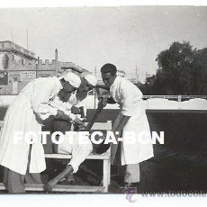 Fotografía antigua: ESTUDIANTES DE MEDICINA DIVIRTIENDOSE - AGOSTO 1936 BARCELONA GUERRA CIVIL CINZANO VICHY CATALAN