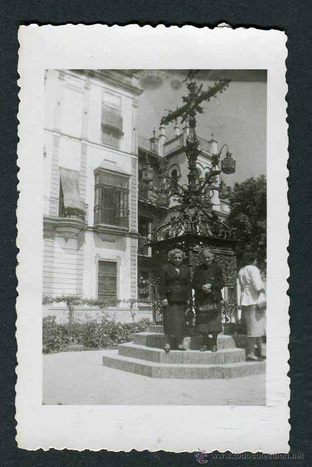 Photographie ancienne: Dos se&ntilde;oras en una cruz. Sevilla. c. 1950