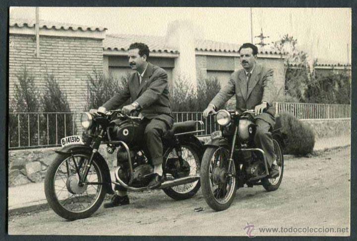 Fotograf&iacute;a antigua: Montesa. Motociclismo. Dos se&ntilde;ores con sus motocicletas. c. 1955