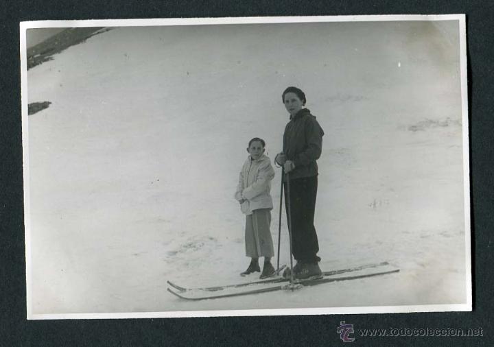 Fotografia antiga: N&Uacute;RIA. Madre e hijo esquiadore en la pista. Nieve. c. 1942