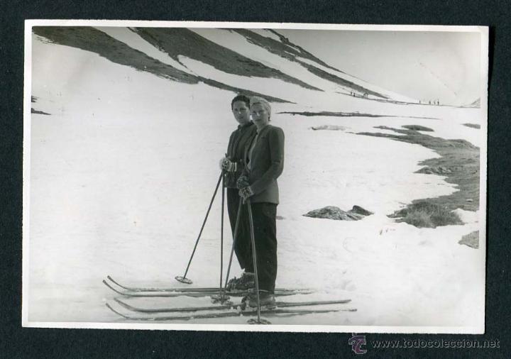 Fotograf&iacute;a antigua: N&uacute;ria. Preciosa imagen de esqu&iacute;. Dos se&ntilde;oras esquiando. c. 1942