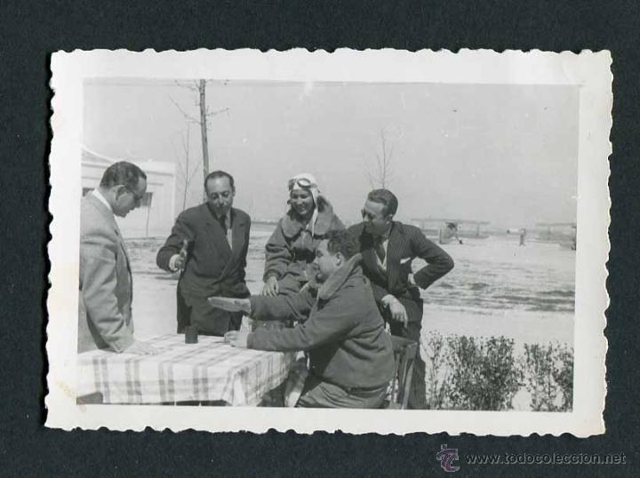 Fotograf&iacute;a antigua: RACE. Aviaci&oacute;n. Pilotos. 28/3/1953. Aviadores en una mesa y instalaciones de fondo.2