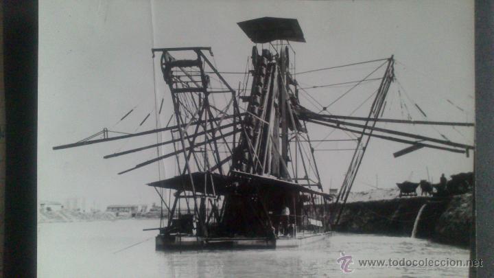 Fotograf&iacute;a antigua: FOTOGRAFIA DE CIUDADELA (MENORCA) A&Ntilde;OS 50, FOTO ESTUDIO HERNANDO. BARCO DRAGA PARA OBRA EN EL DIQUE