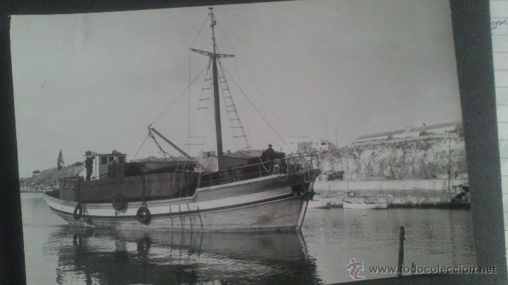 Fotograf&iacute;a antigua: FOTOGRAFIA DE CIUDADELA (MENORCA) A&Ntilde;OS 50. BARCO TRANSPORTE PARA OBRAS EN EL DIQUE