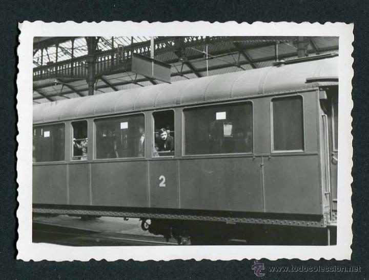 Fotograf&iacute;a antigua: Tren. Estaci&oacute;n de ferrocarril. Se&ntilde;ora en una ventanilla. c. 1950