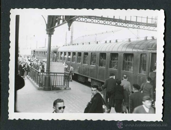 Fotograf&iacute;a antigua: Estaci&oacute;n de trenes. Ferrocarril. Trenes y viajeros. c. 1950