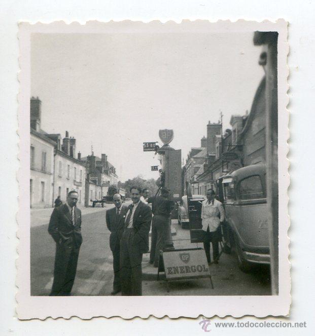 Fotografia antiga: Fotograf&iacute;a de una gasolinera BP, posiblemente en Francia a&ntilde;os 50, 5,5x6 cm.