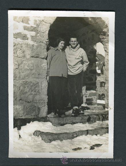Fotograf&iacute;a antigua: Esqu&iacute;. Esquiadores en una puerta. La Molina. c1951