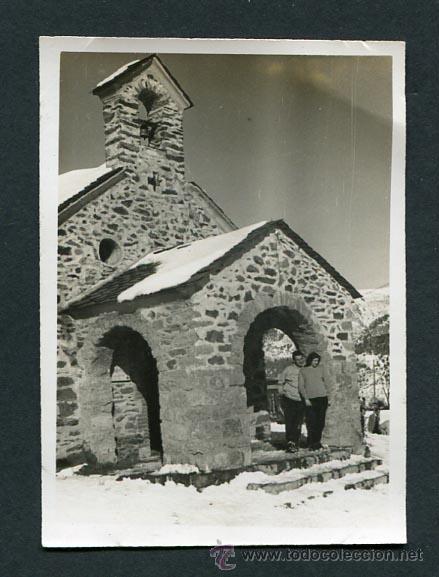 Fotograf&iacute;a antigua: Esqu&iacute;. Pareja de esquiadores. La Molina. Iglesia. 1952