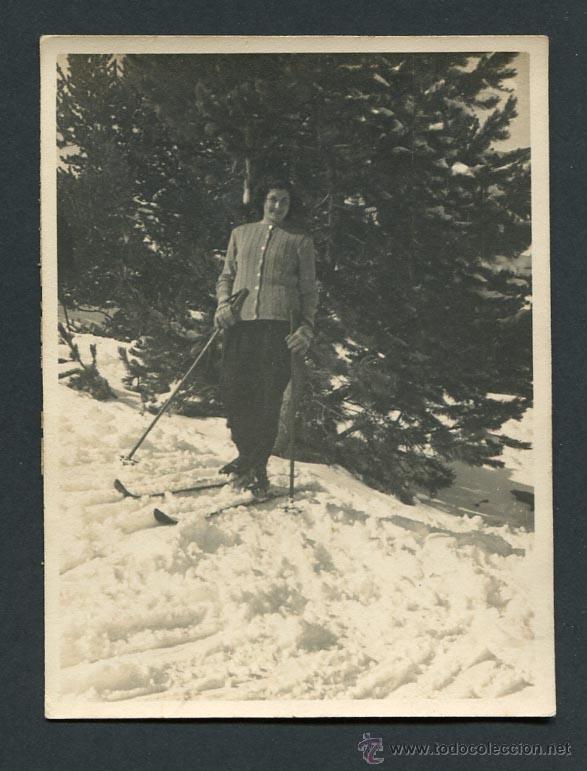 Fotograf&iacute;a antigua: Esqu&iacute;. Esquiadora. La Molina. Se&ntilde;ora con esqu&iacute;s. 1952