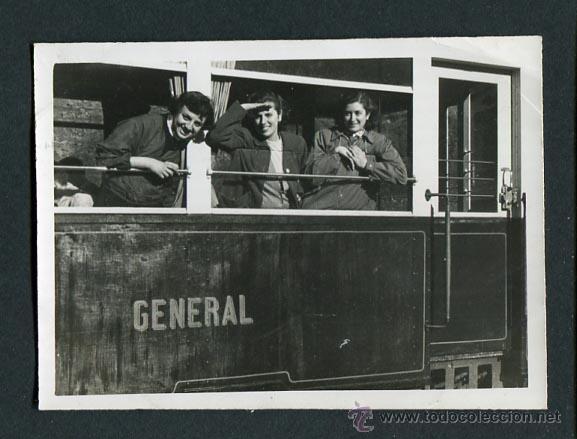 Fotograf&iacute;a antigua: Tren. Esqu&iacute;. Simp&aacute;tica foto de tres esquiadoras. FC Ribas - N&uacute;ria. 1951