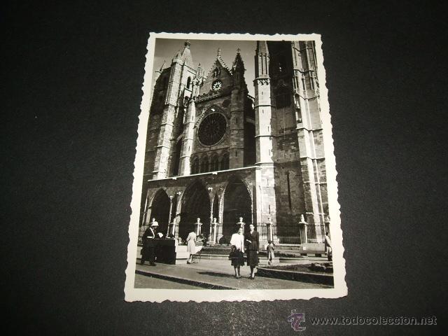 Fotografia antiga: LEON VISTA DE LA CATEDRAL FOTOGRAFIA A&Ntilde;OS 40 MUJERES Y POLICIA MUNICIPAL