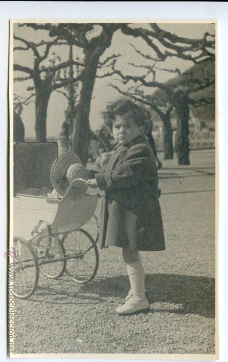 Fotograf&iacute;a antigua: Fotograf&iacute;a de ni&ntilde;a con cochecito, a&ntilde;os 40, 8 x 13 cm.